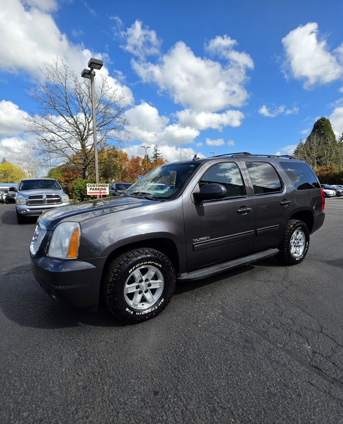 Used 2010 GMC Yukon SLT w/ SLT-2 Equipment Package AWD/4WD image 1