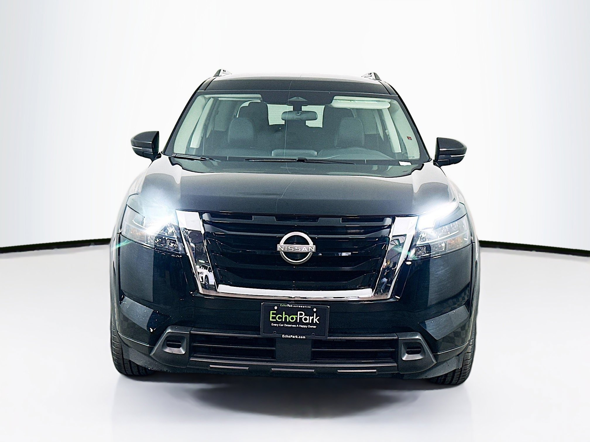 Used 2024 Nissan Pathfinder SV image 2