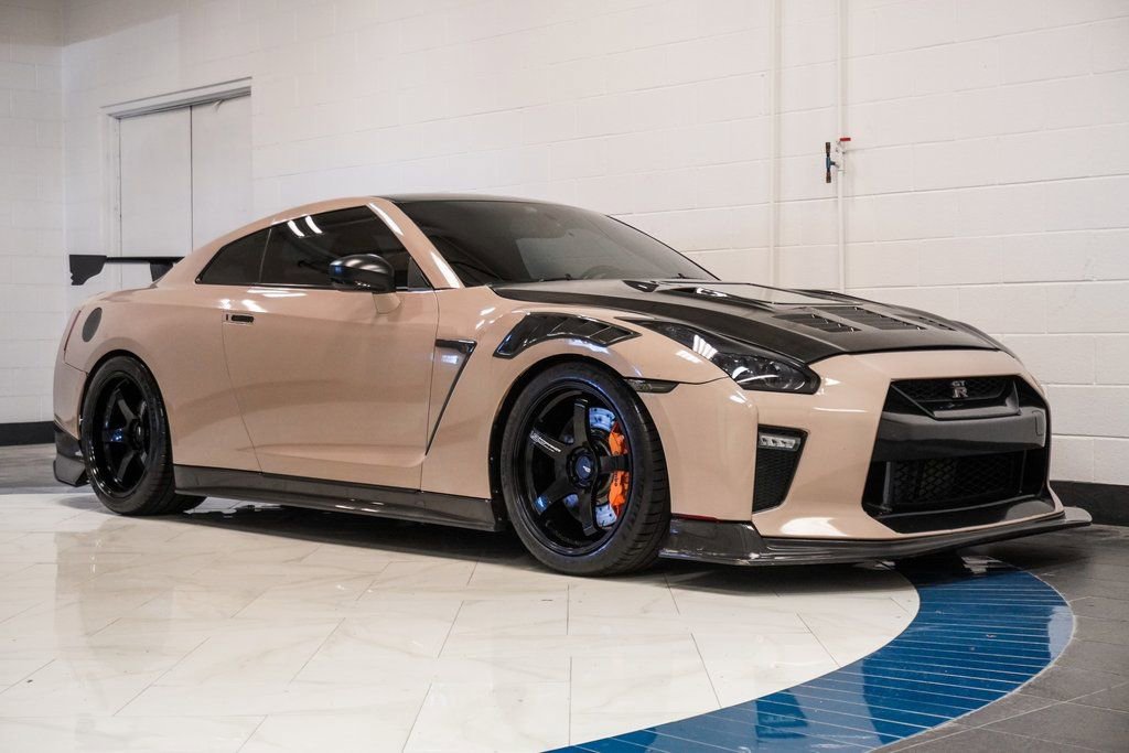 Used 2017 Nissan GT-R Premium AWD/4WD image 5