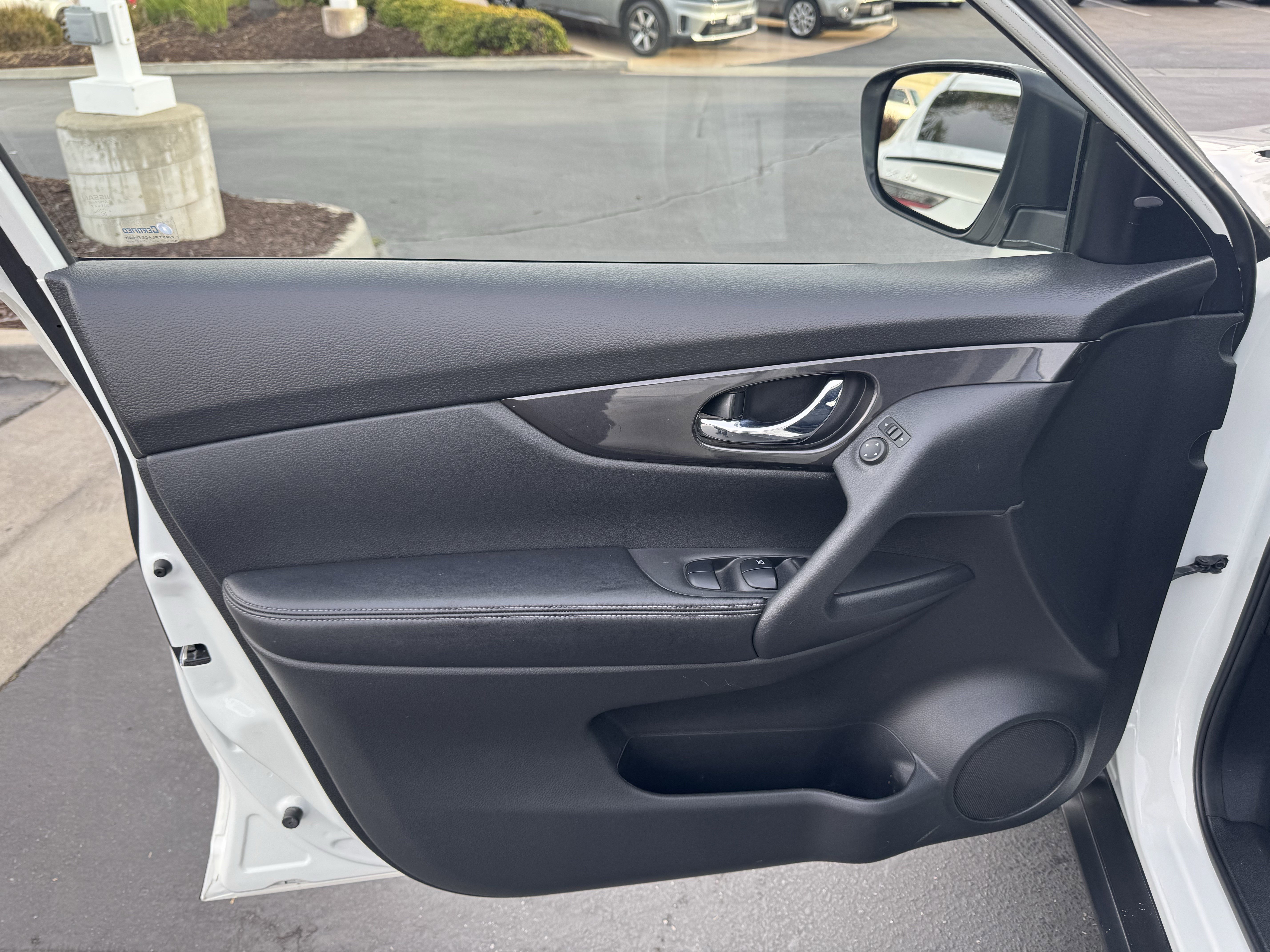 Used 2020 Nissan Rogue SV image 14