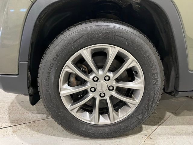 Used 2019 Jeep Cherokee Latitude Plus w/ Comfort/Convenience Group AWD/4WD image 8