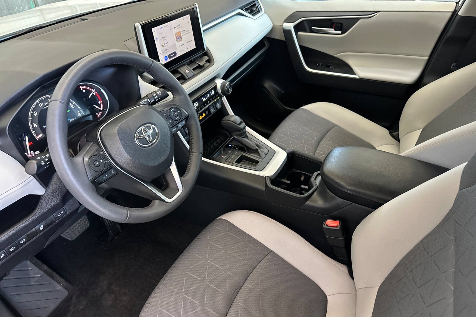 Used 2024 Toyota RAV4 XLE w/ Convenience Package FWD image 10