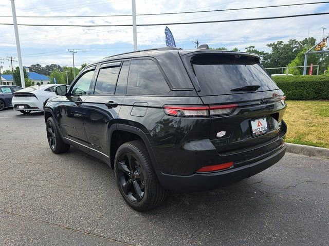 Used 2024 Jeep Grand Cherokee Limited w/ Luxury Tech Group II image 11