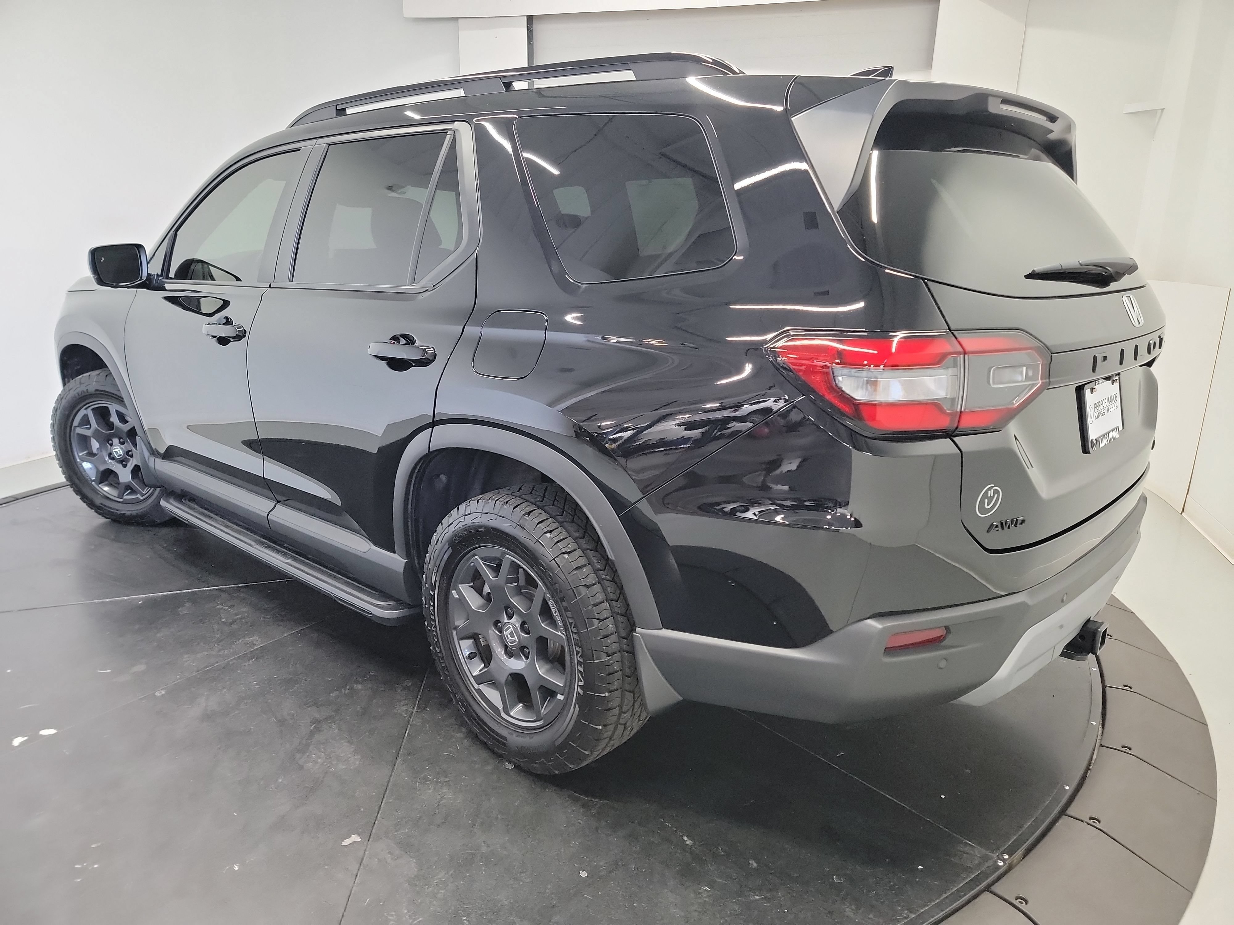Used 2025 Honda Pilot TrailSport image 6