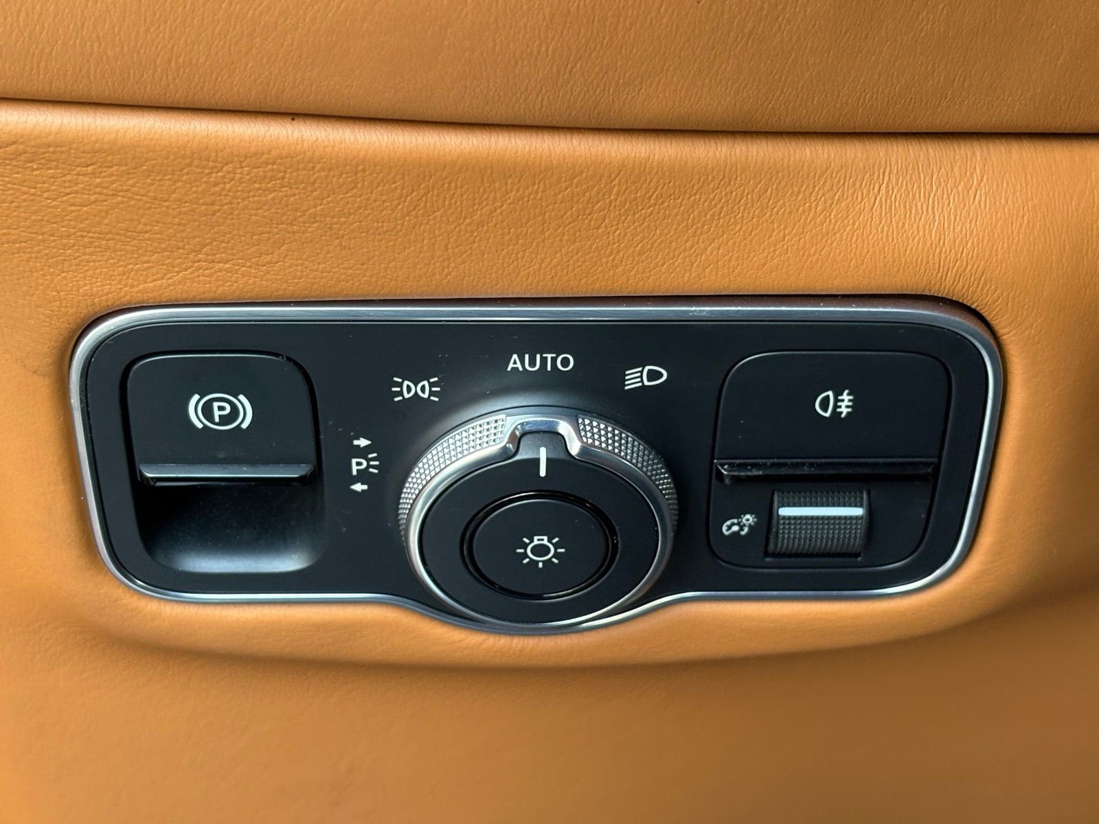 Used 2021 Aston Martin DBX image 19