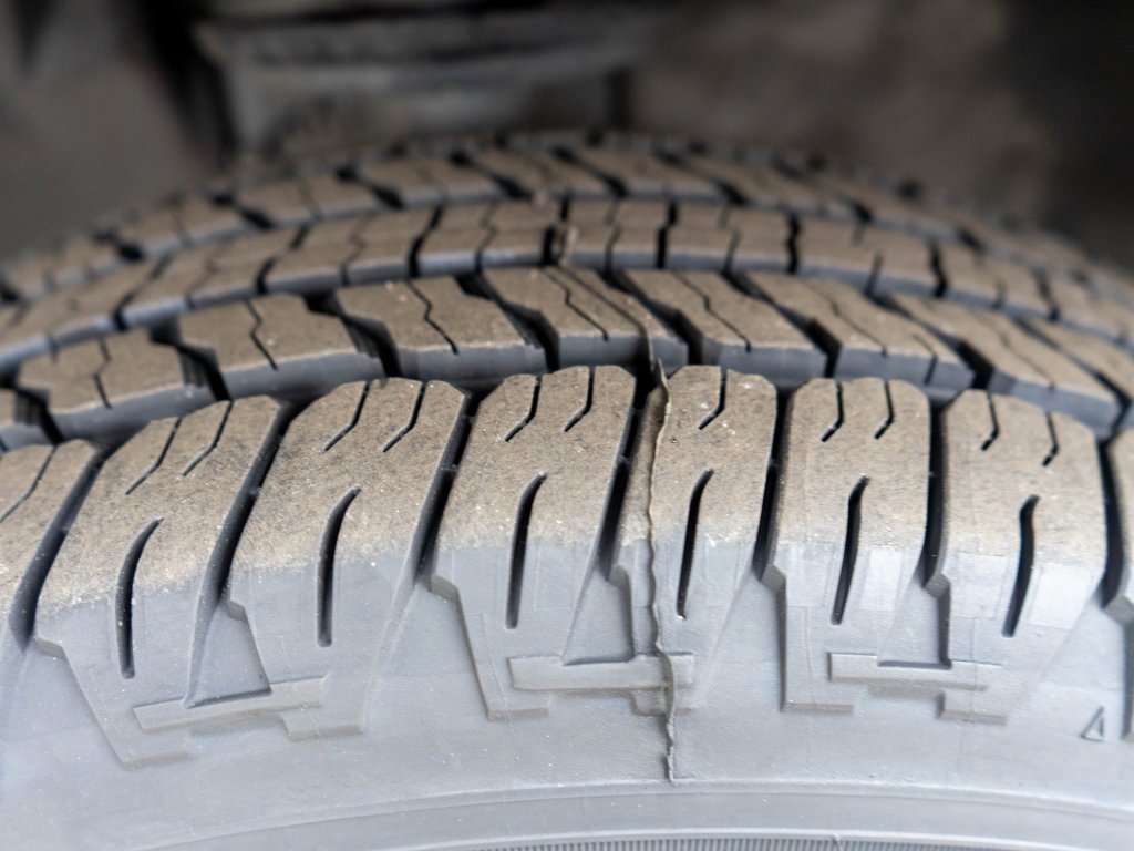 Used 2021 GMC Acadia AT4 w/ Technology Package image 41