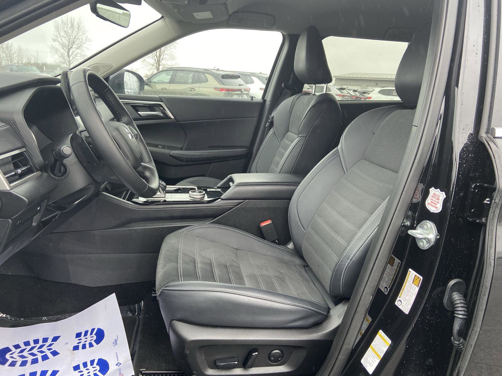 Used 2025 Mitsubishi Outlander SE image 32