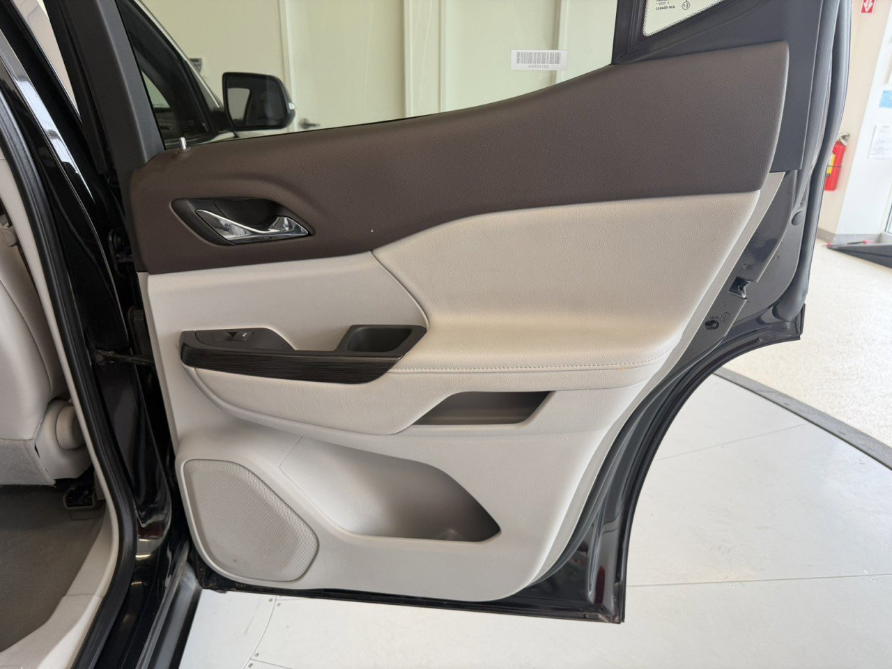 Used 2023 GMC Acadia SLT image 37