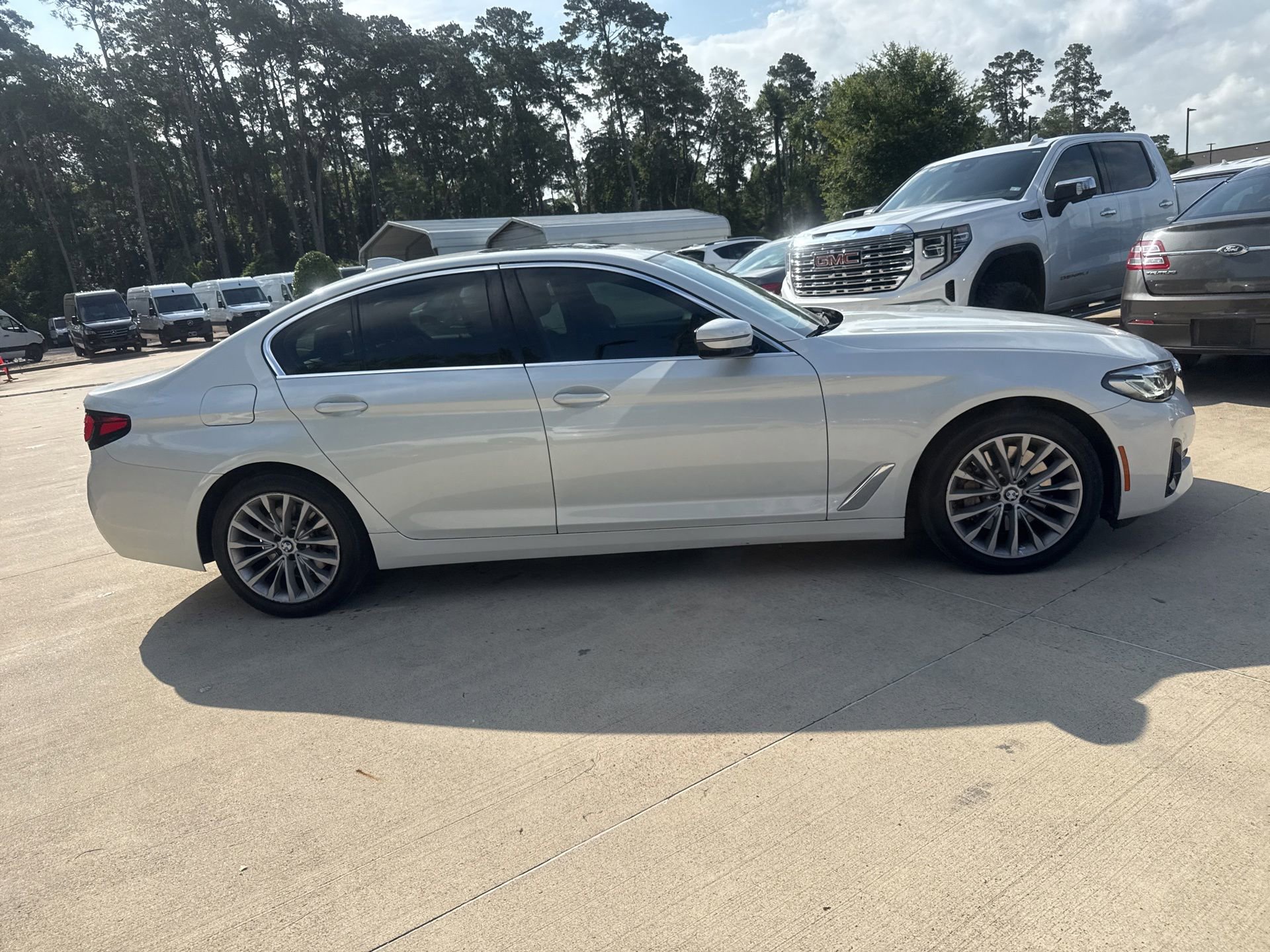 Used 2022 BMW 530i w/ Premium Package RWD image 3