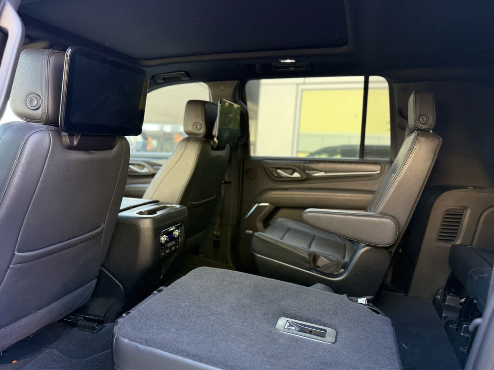 Used 2023 GMC Yukon XL Denali w/ Denali Reserve Package image 7
