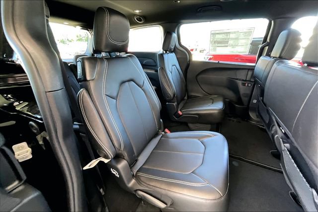 New 2027 Chrysler Pacifica Select FWD image 19