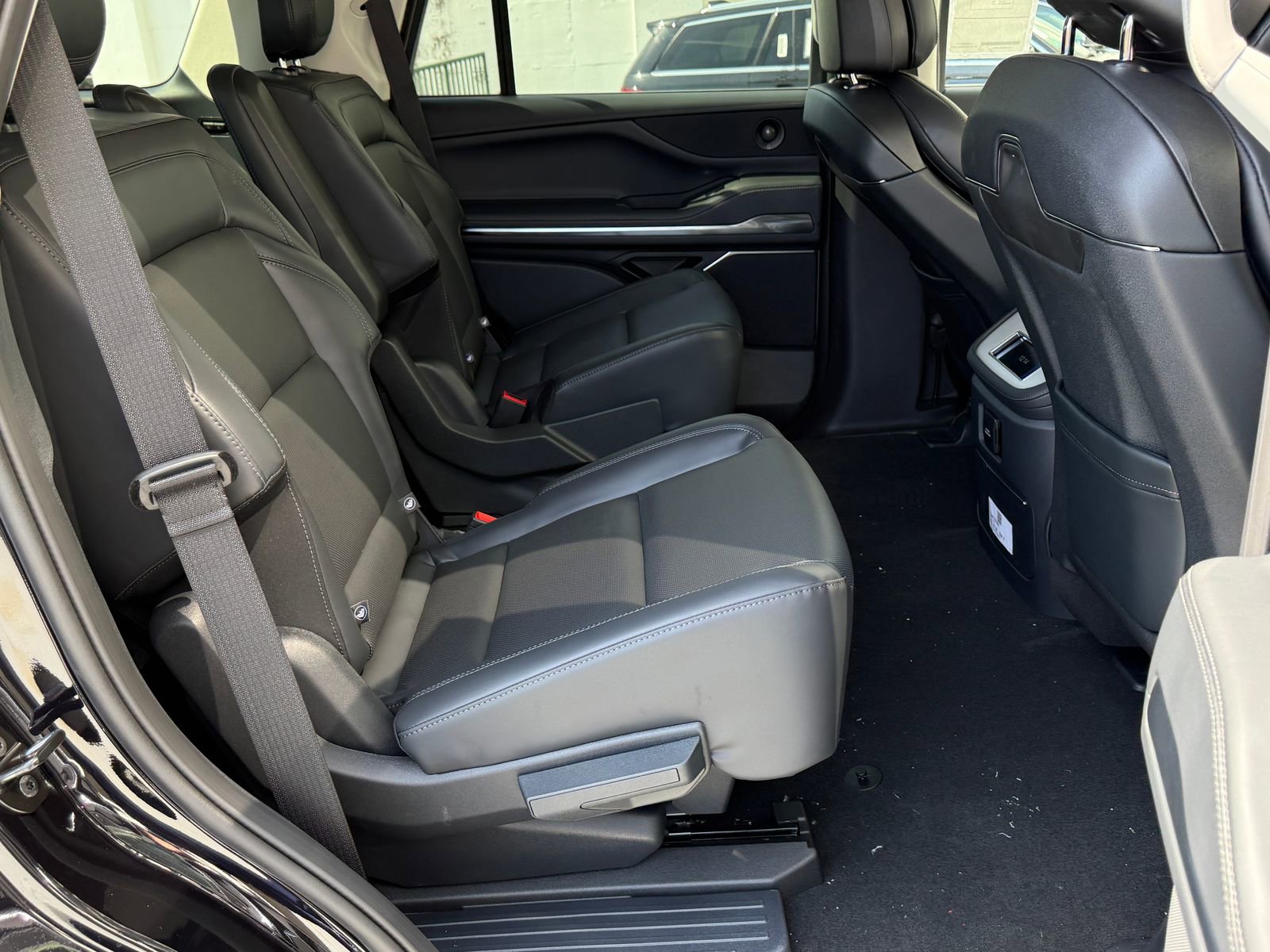 New 2026 Lincoln Navigator Premiere AWD/4WD image 14