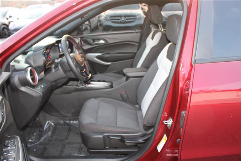 Used 2025 Chevrolet Trax RS FWD image 11