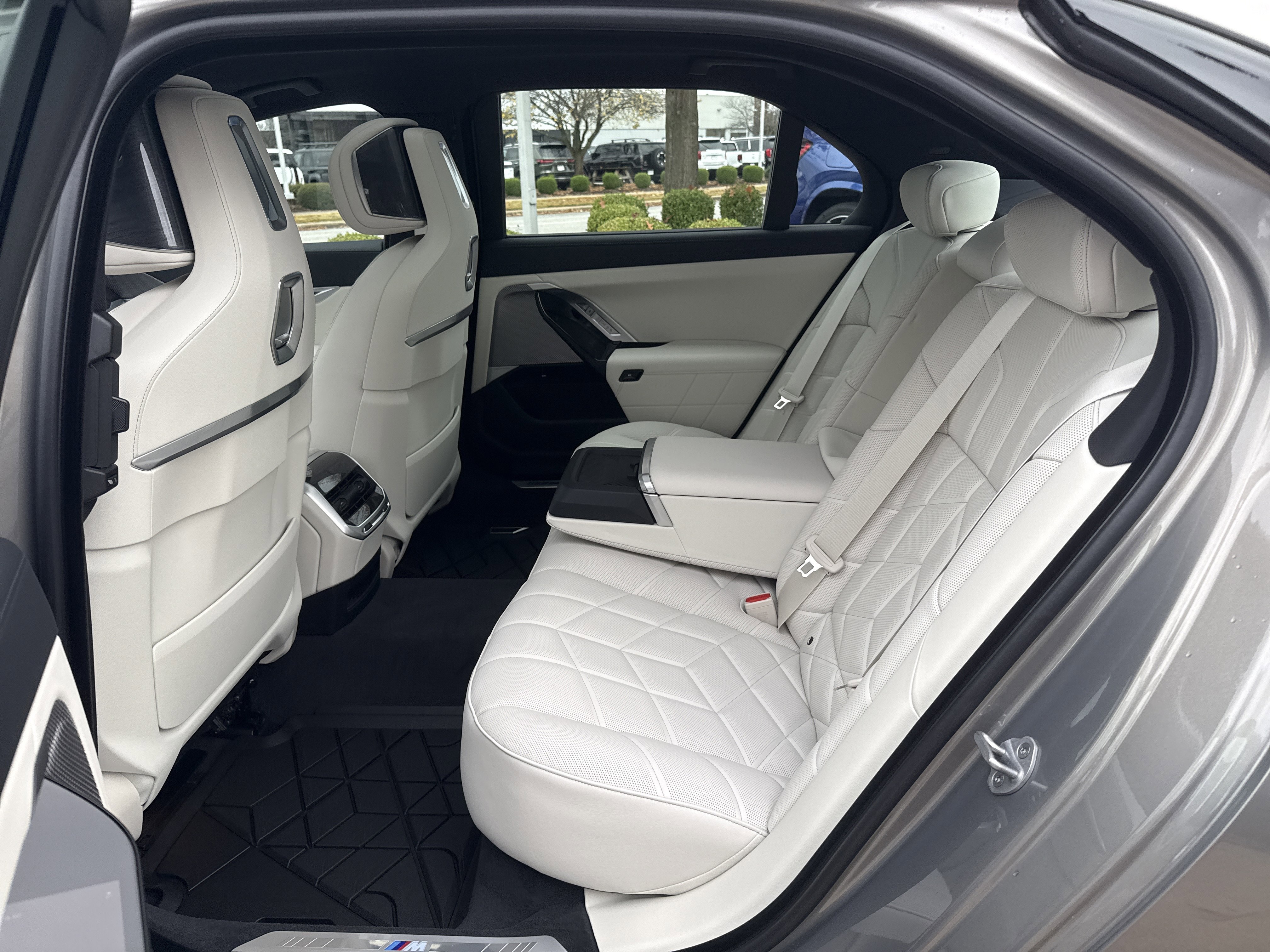 New 2026 BMW 750e xDrive AWD/4WD image 11