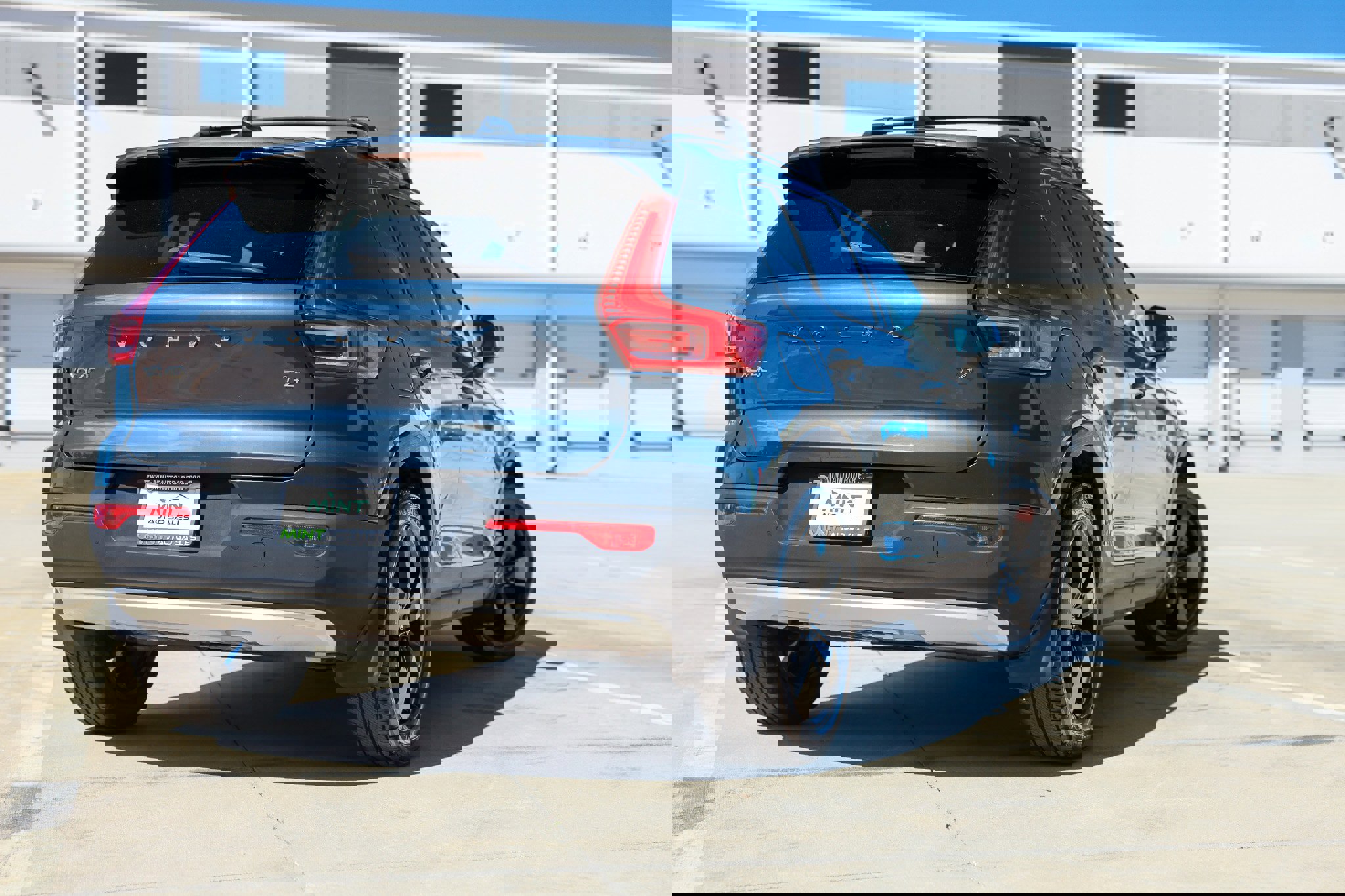 Used 2021 Volvo XC40 T4 Momentum w/ Protection Package Premier image 43