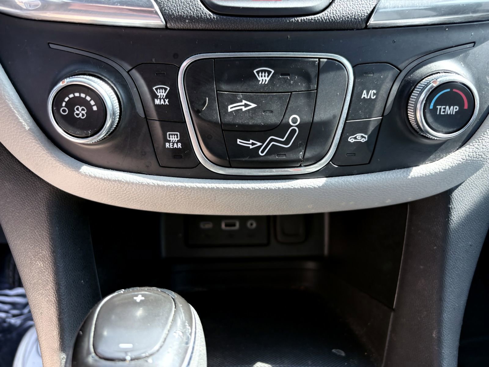 Used 2020 Chevrolet Equinox LS w/ LS Convenience Package image 16