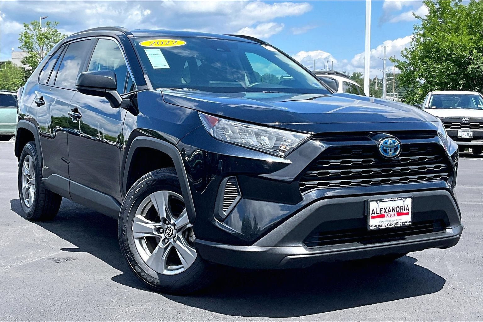 Used 2022 Toyota RAV4 LE AWD/4WD image 2