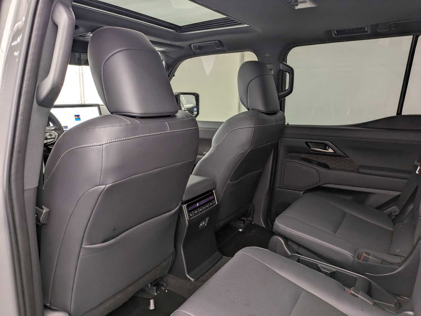 Used 2024 Lexus GX 550 w/ Cold Area Package AWD/4WD image 18