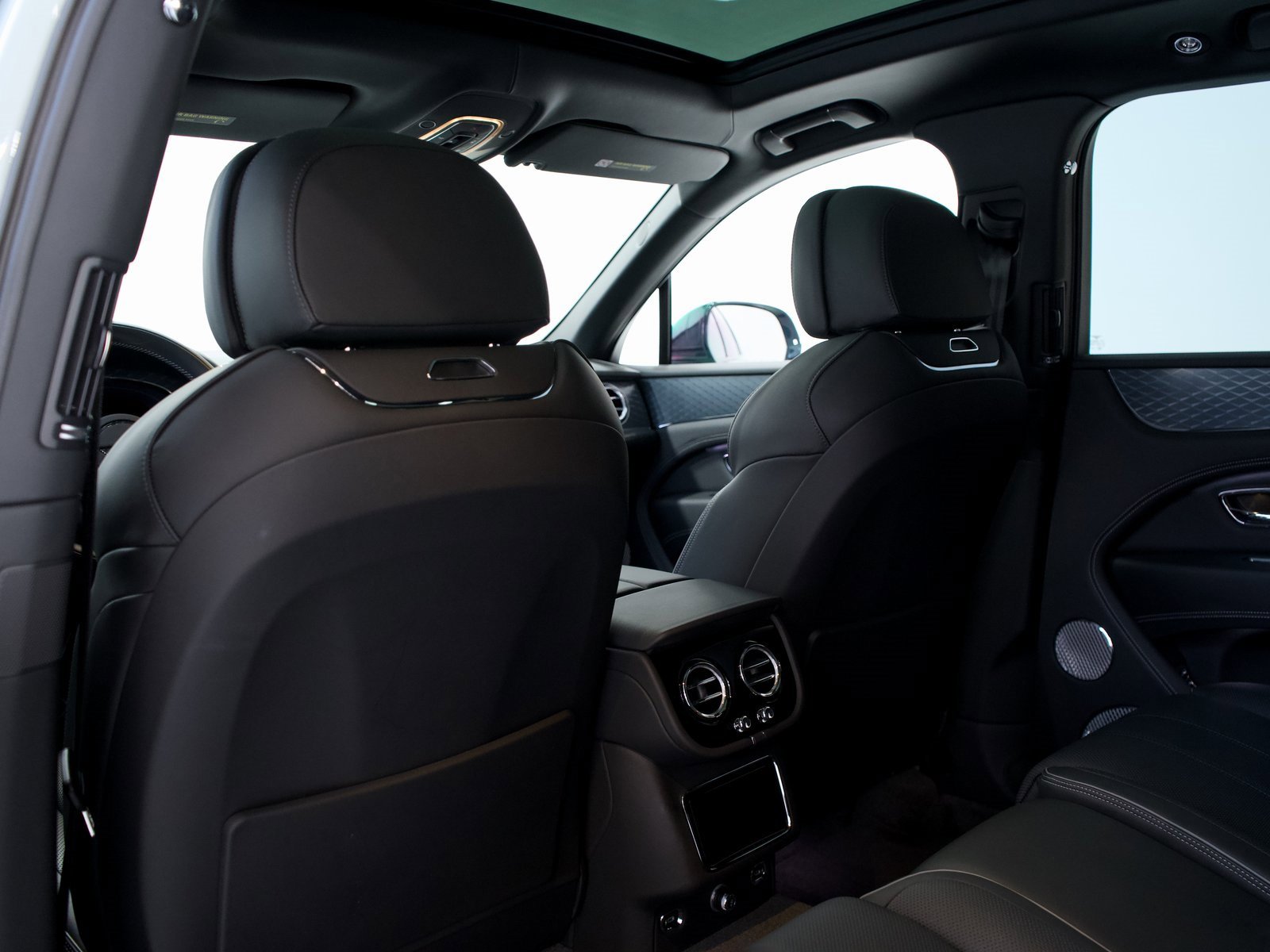 Used 2025 Bentley Bentayga image 23
