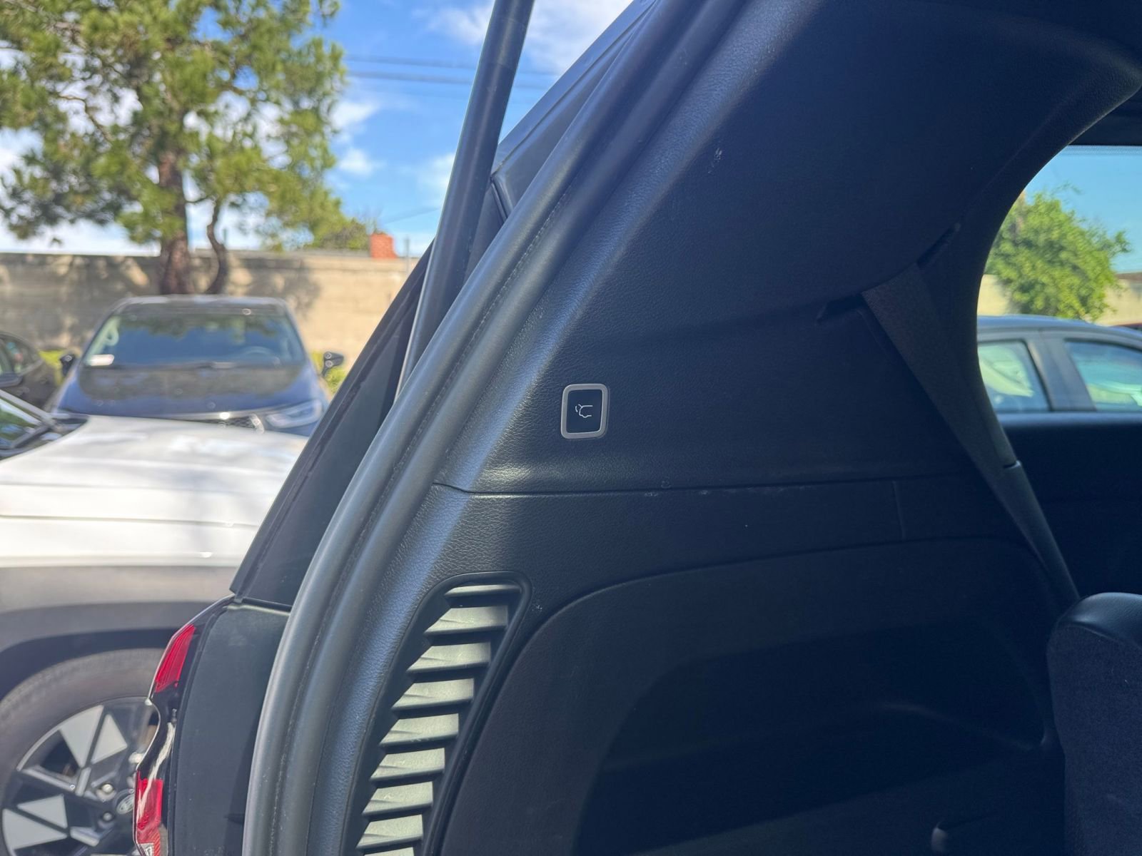 Used 2025 Chrysler Pacifica Select image 23