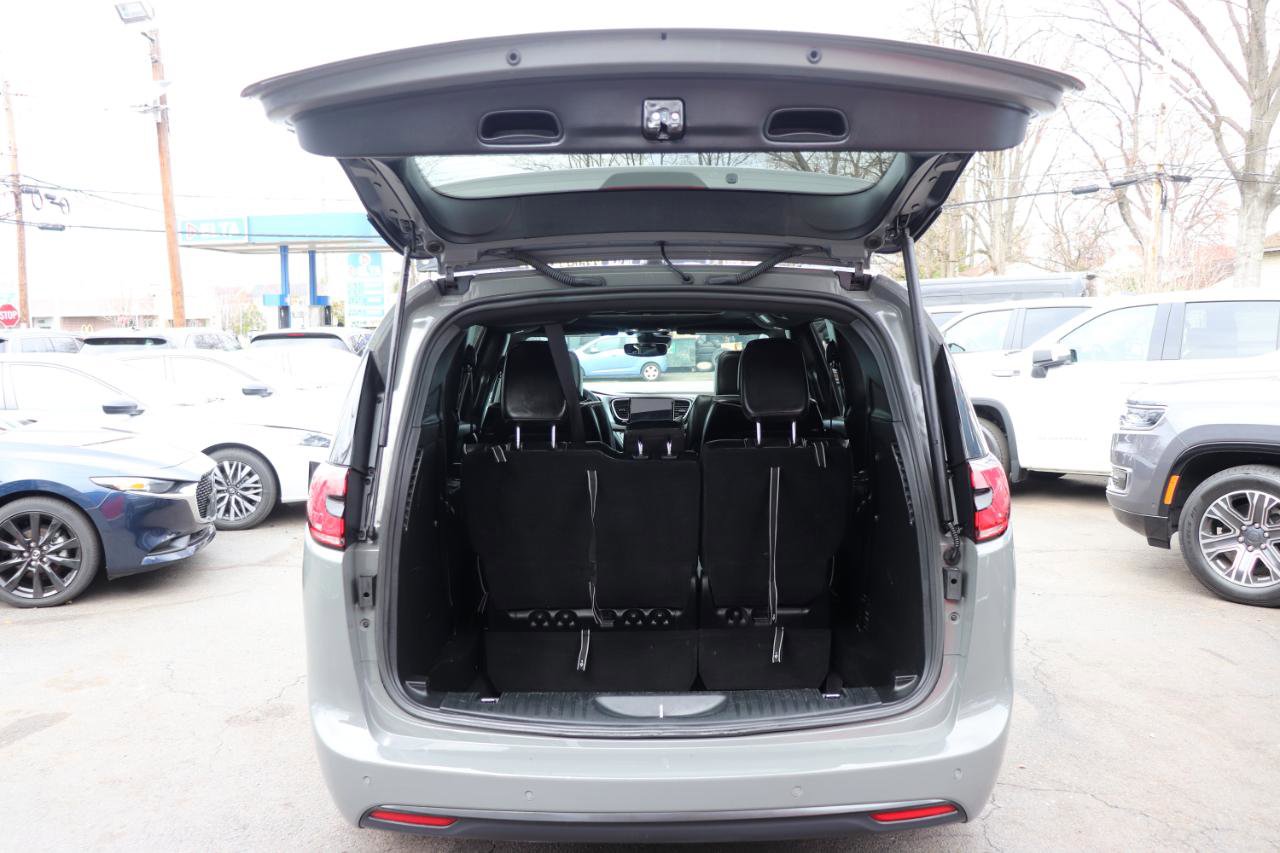 Used 2025 Chrysler Pacifica Limited image 58