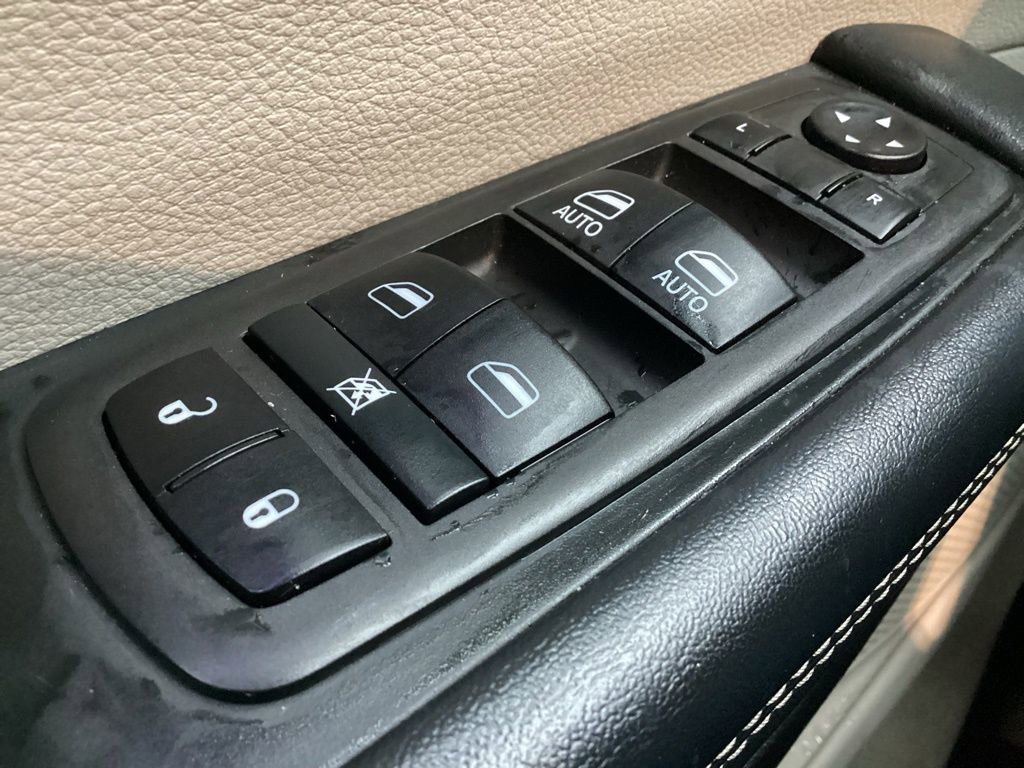 Used 2023 Chrysler Pacifica Touring-L image 29