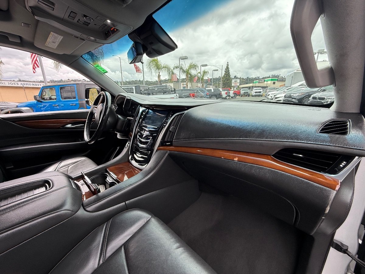 Used 2019 Cadillac Escalade ESV Premium Luxury AWD/4WD image 18