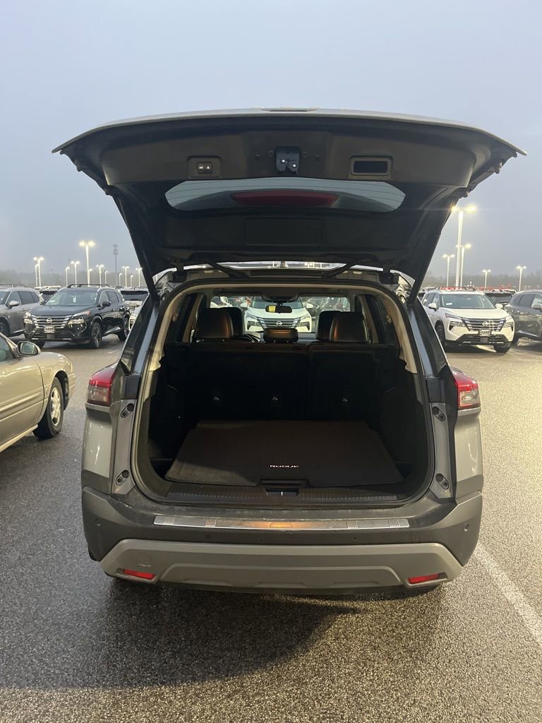 Used 2023 Nissan Rogue SV w/ SV Premium B Package image 3