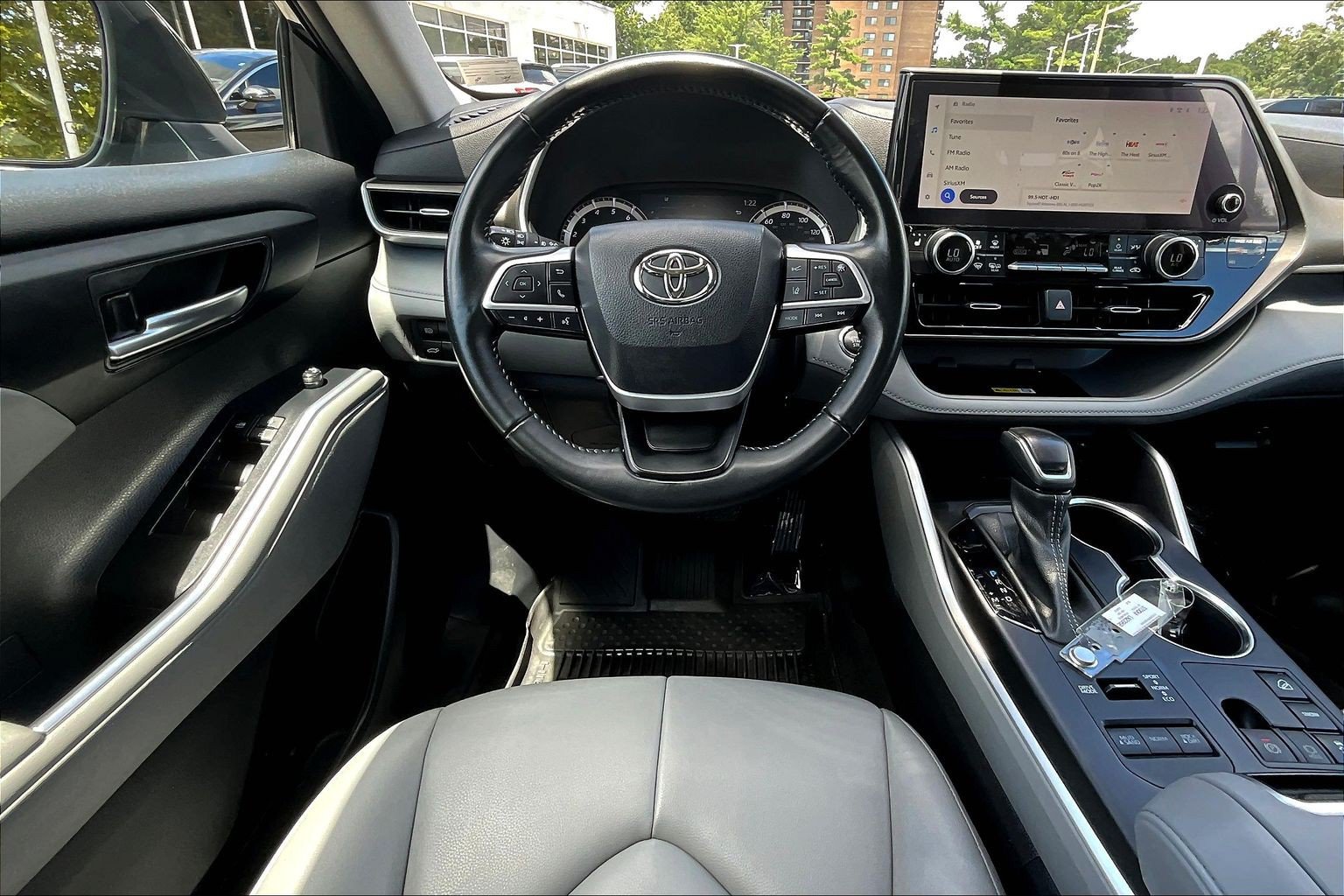 Used 2023 Toyota Highlander XLE AWD/4WD image 5