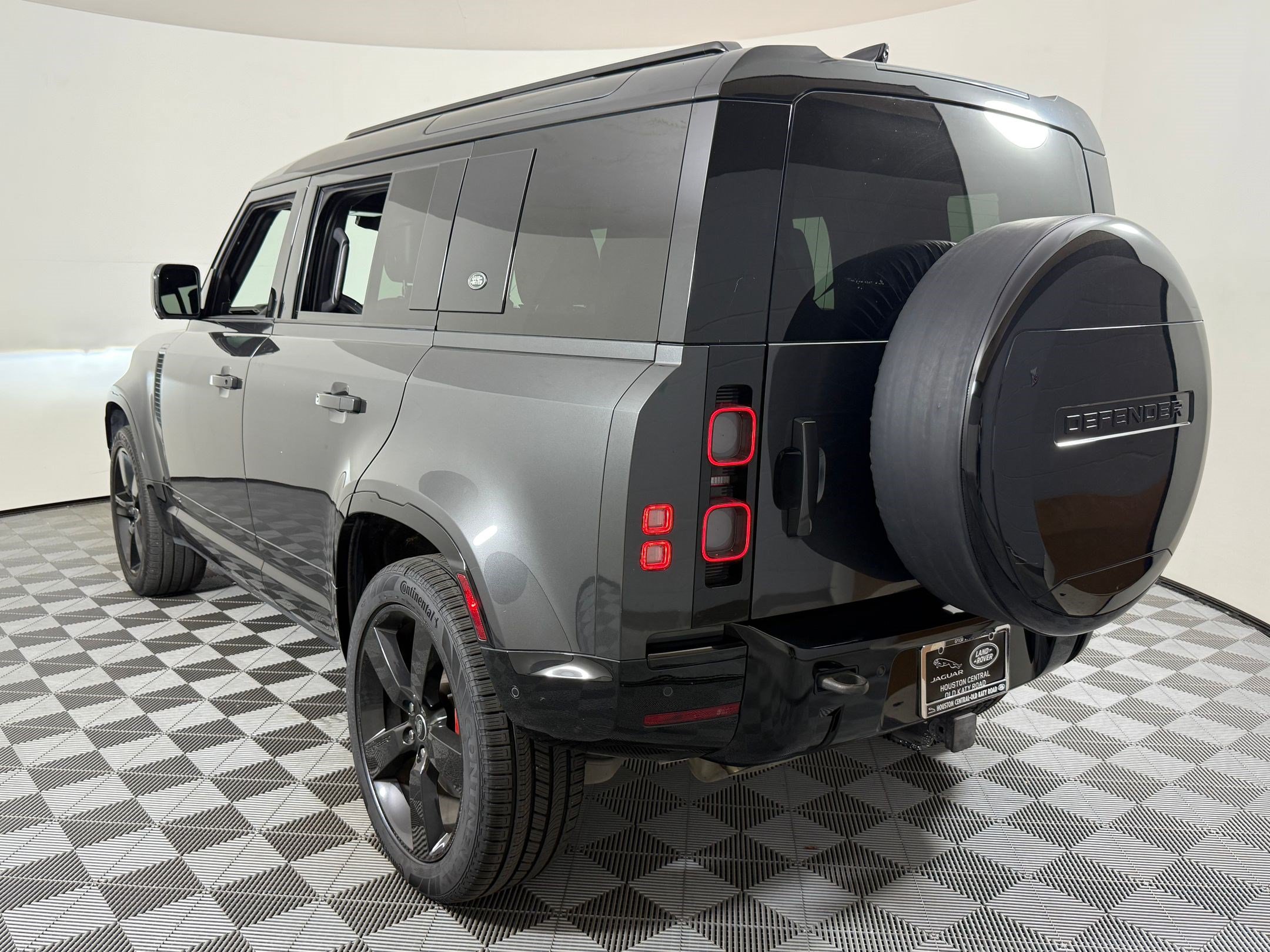 Used 2023 Land Rover Defender 110 X AWD/4WD image 3