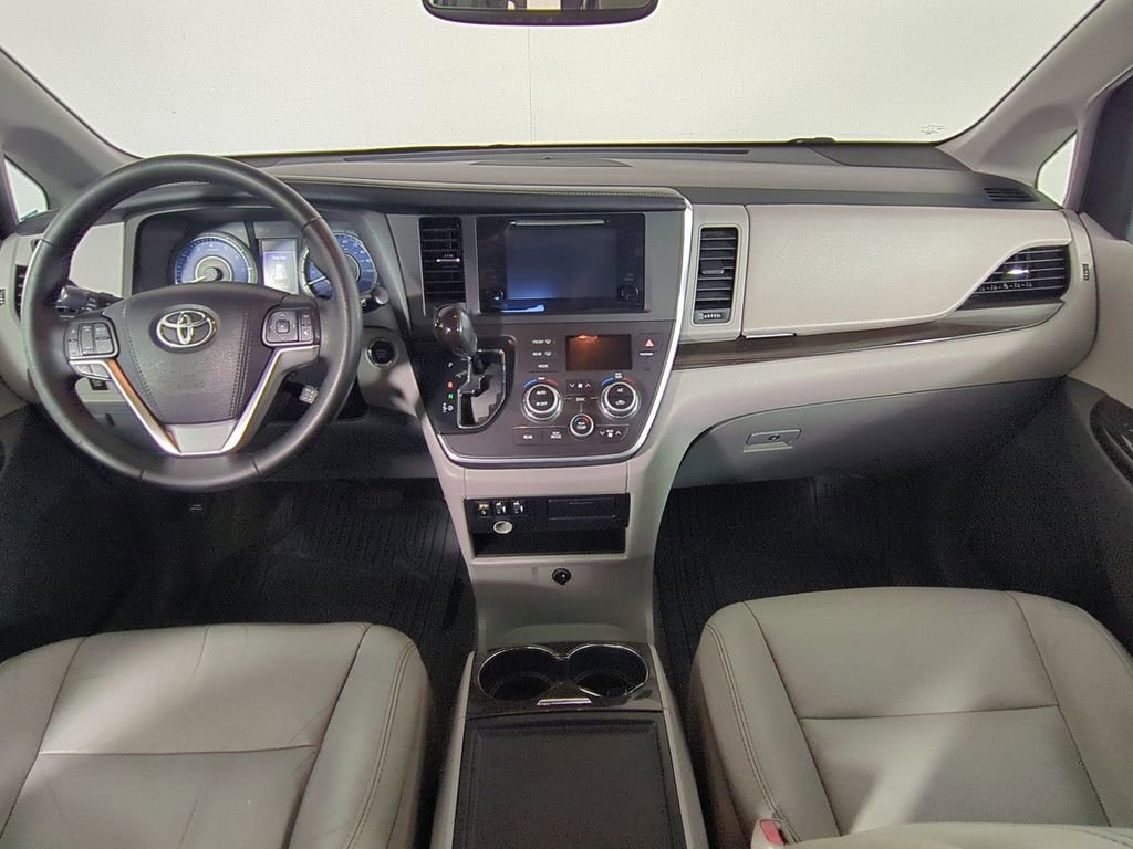 Used 2016 Toyota Sienna XLE FWD image 18