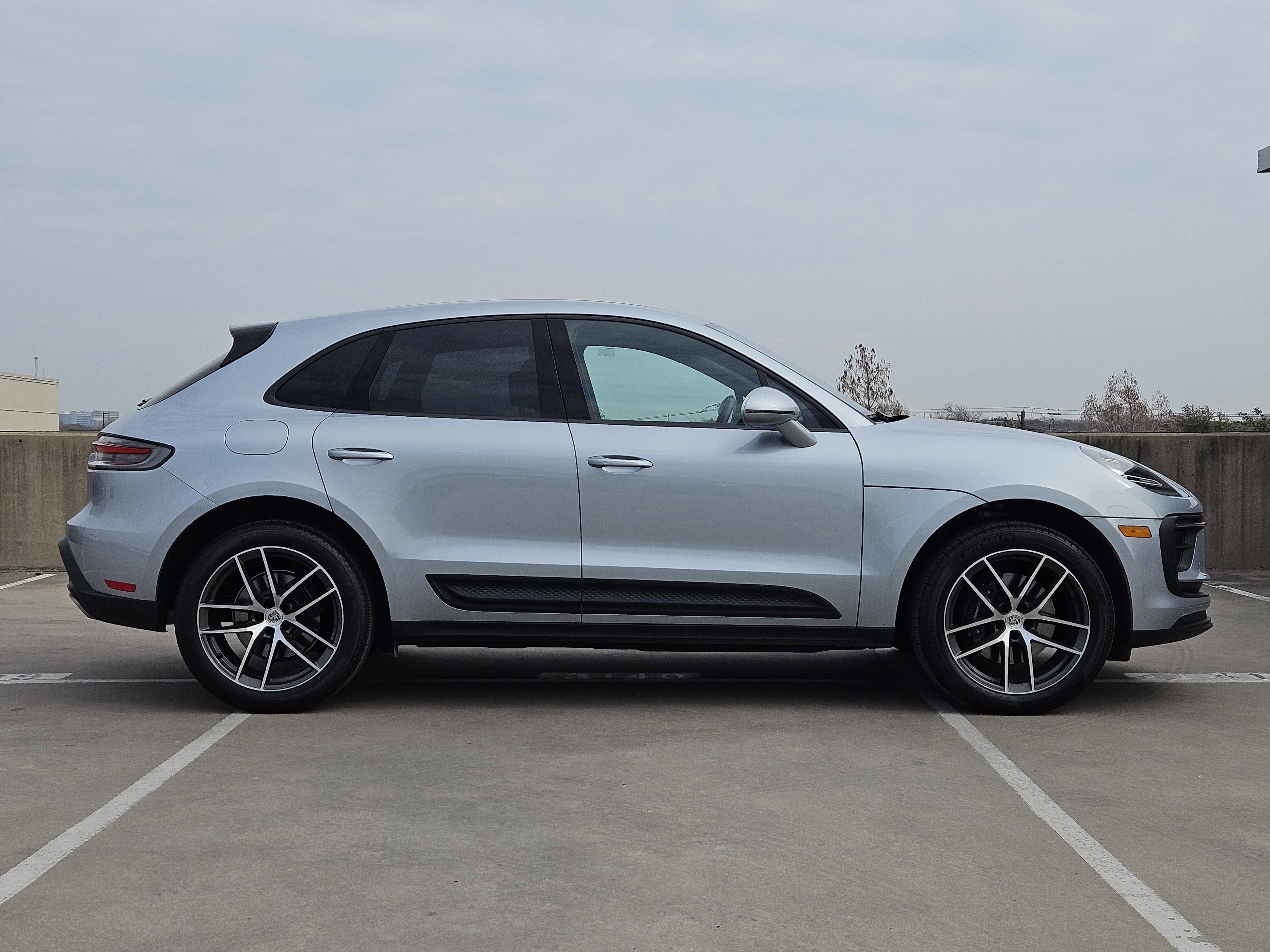 Certified 2025 Porsche Macan image 9