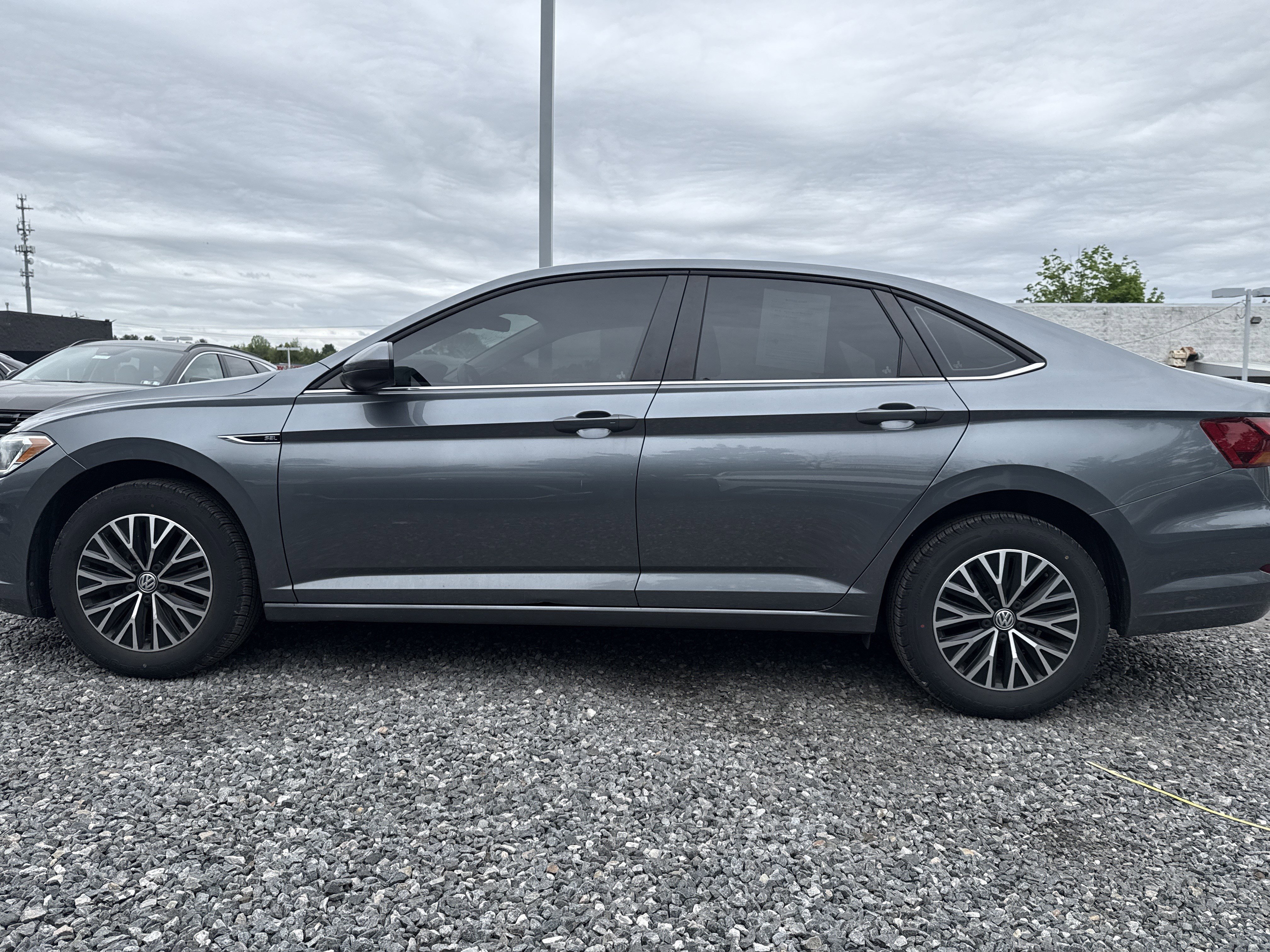 Used 2019 Volkswagen Jetta SEL w/ Cold Weather Package FWD image 4
