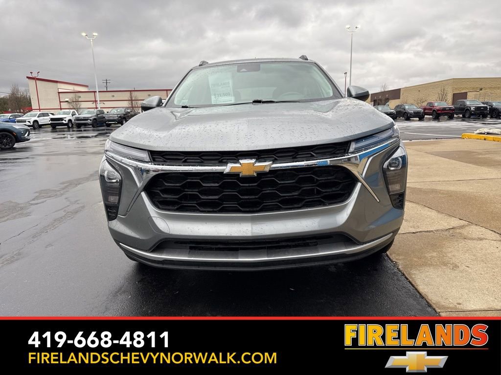 Used 2025 Chevrolet Trax LT w/ LT Convenience Package image 2