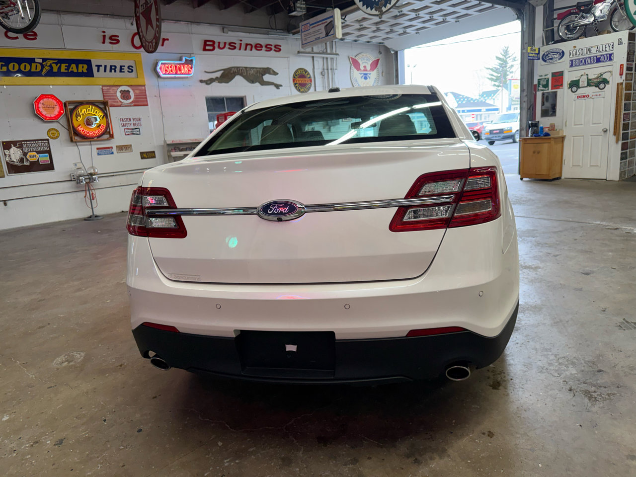Used 2018 Ford Taurus SEL w/ Equipment Group 201A image 4