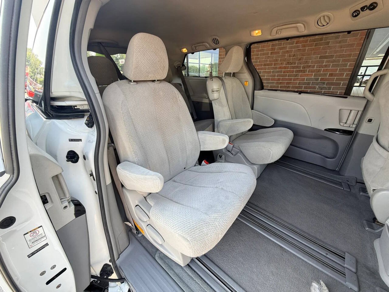 Used 2011 Toyota Sienna LE w/ Towing Pkg FWD image 17