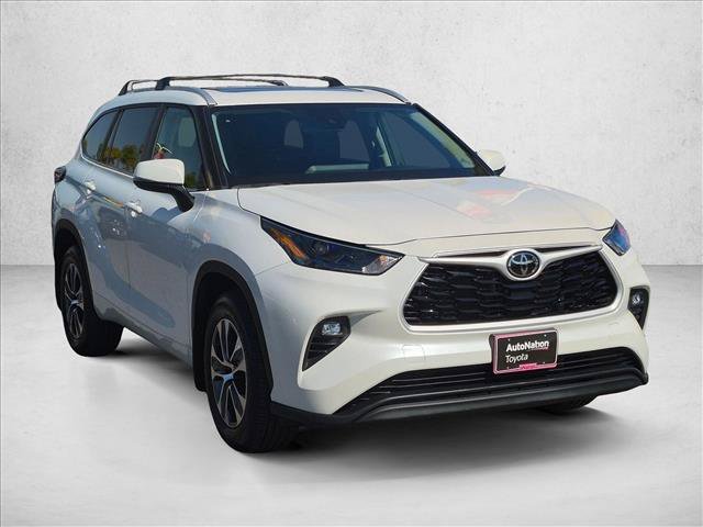 Certified 2024 Toyota Highlander XLE FWD image 3