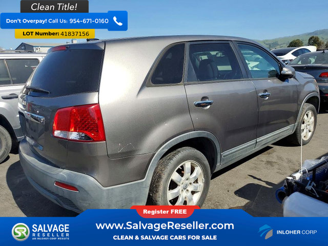 Used 2013 Kia Sorento LX w/ Third Row Pkg image 4