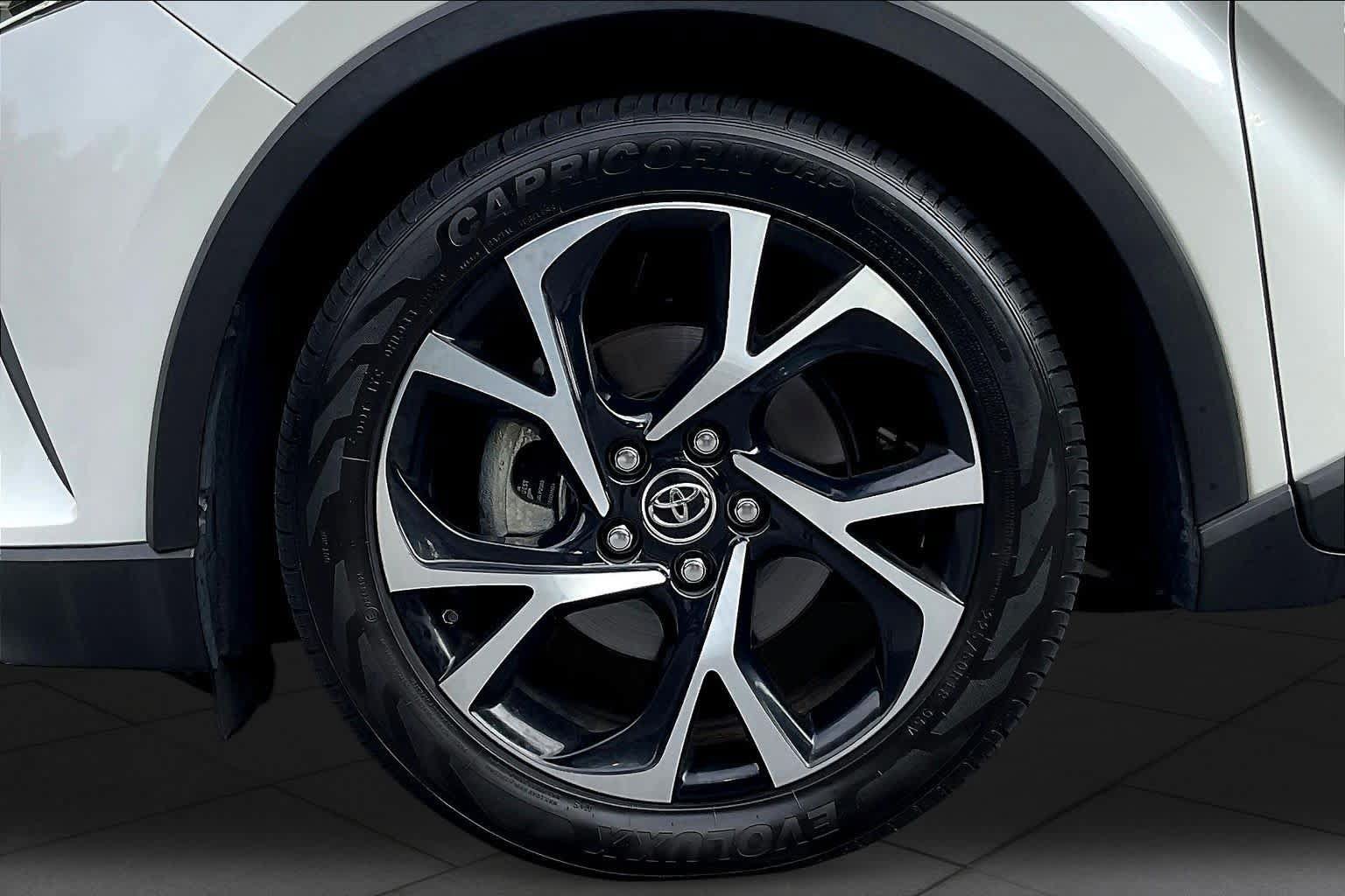 Used 2019 Toyota C-HR Limited FWD image 11