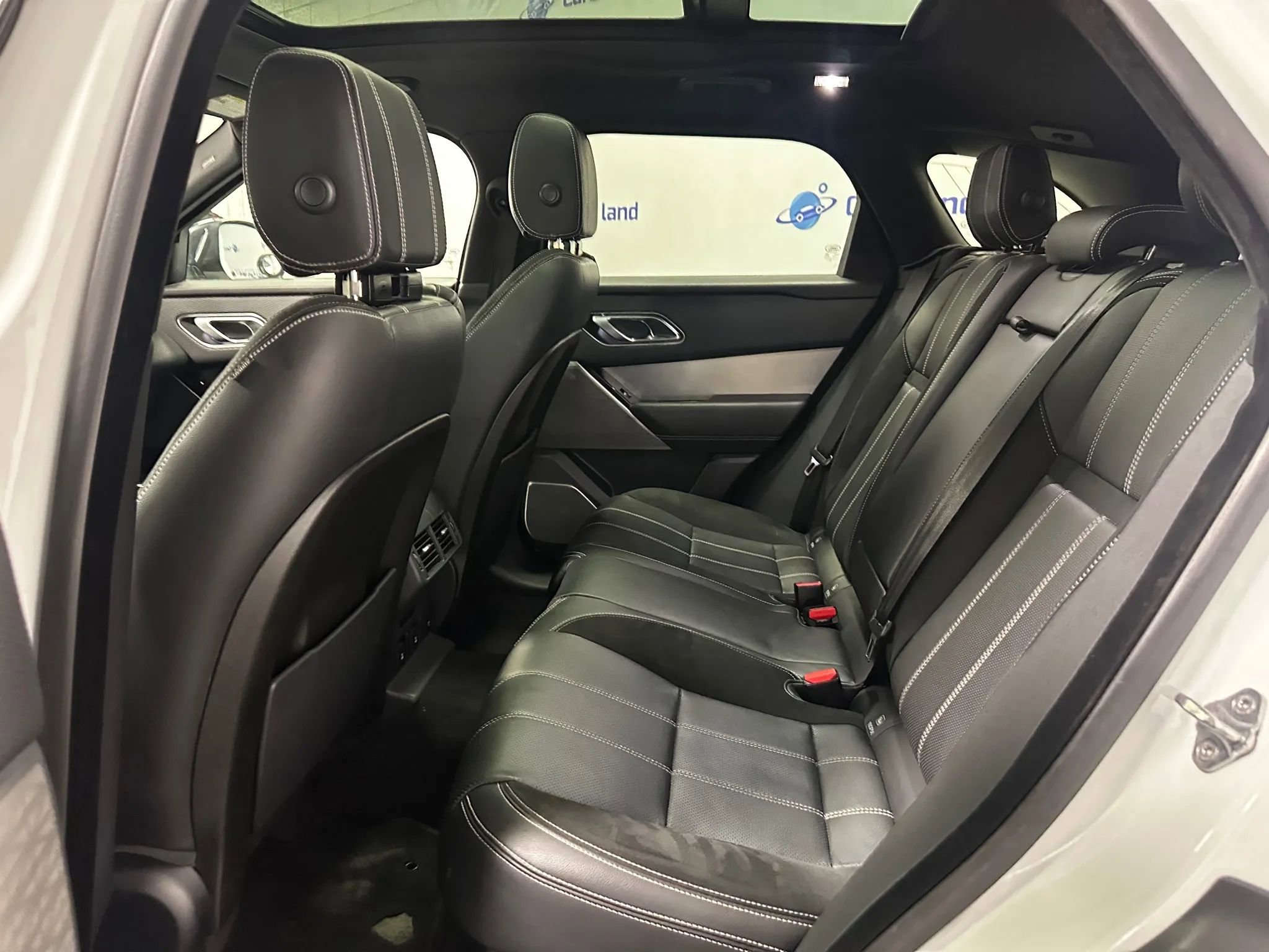 Used 2019 Land Rover Range Rover Velar R-Dynamic SE image 14