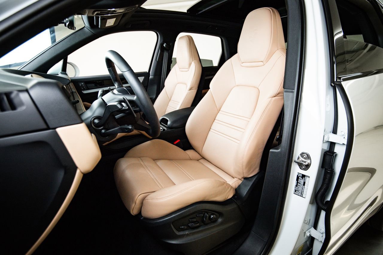 Certified 2025 Porsche Cayenne AWD/4WD image 5