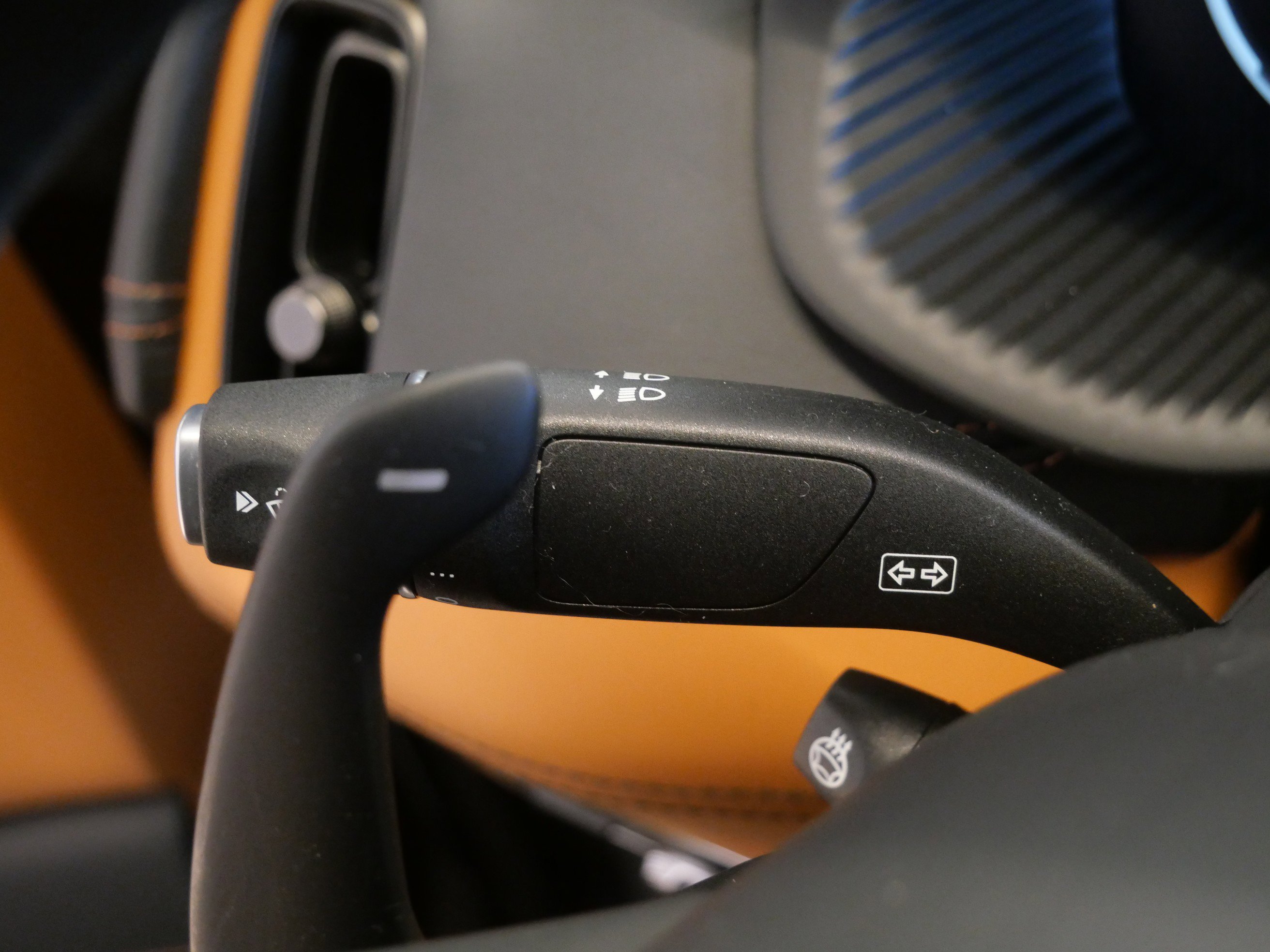 Used 2023 Aston Martin DBX image 41