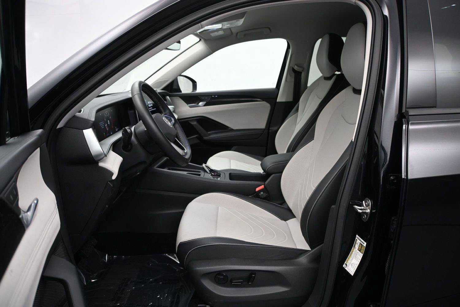 Used 2025 Volkswagen Tiguan SE AWD/4WD image 9