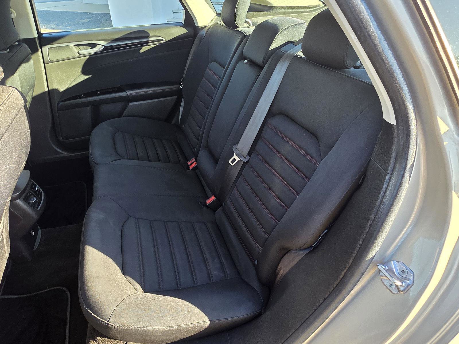 Used 2016 Ford Fusion SE w/ Equipment Group 201A image 30