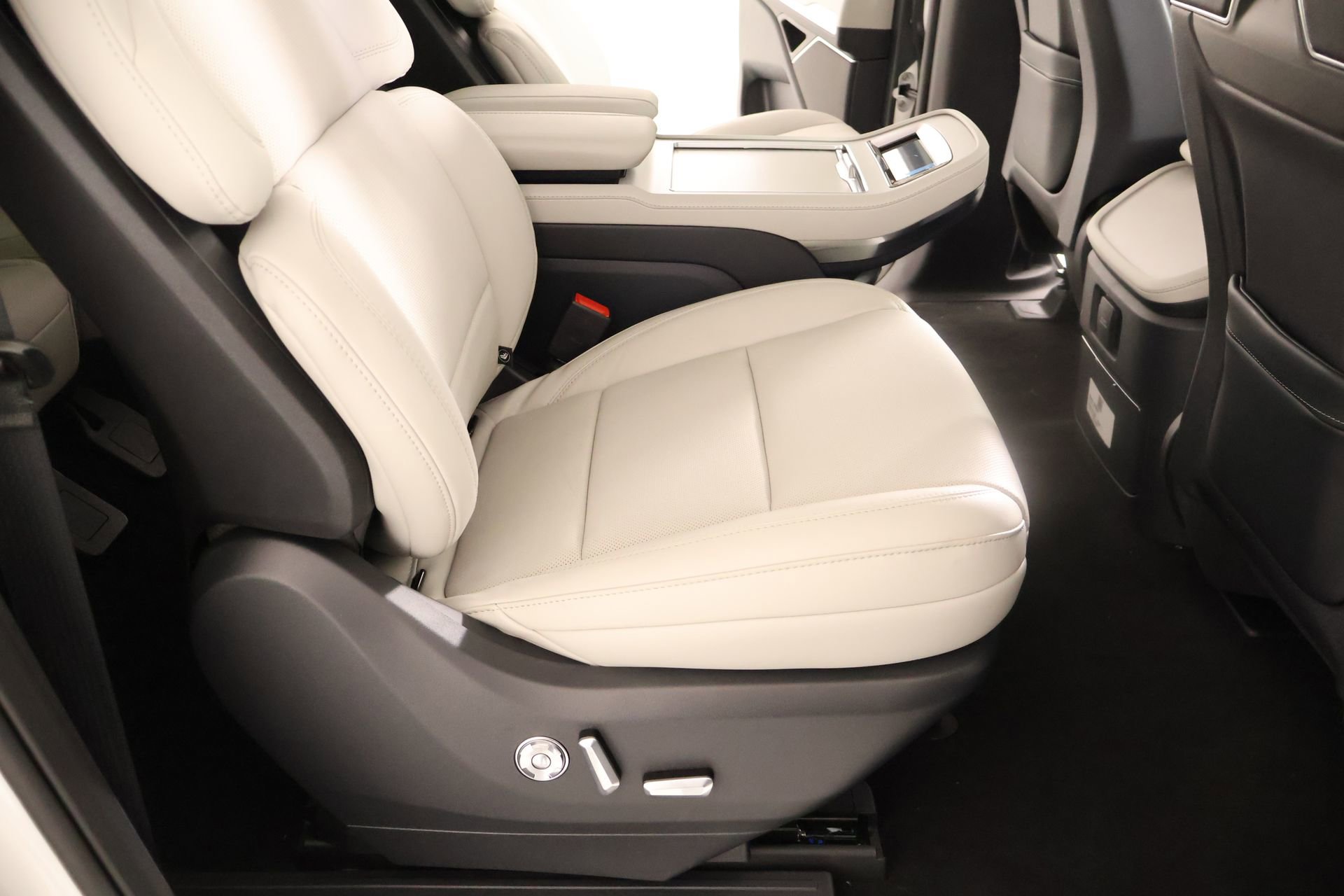 New 2026 Lincoln Navigator L Reserve AWD/4WD image 16
