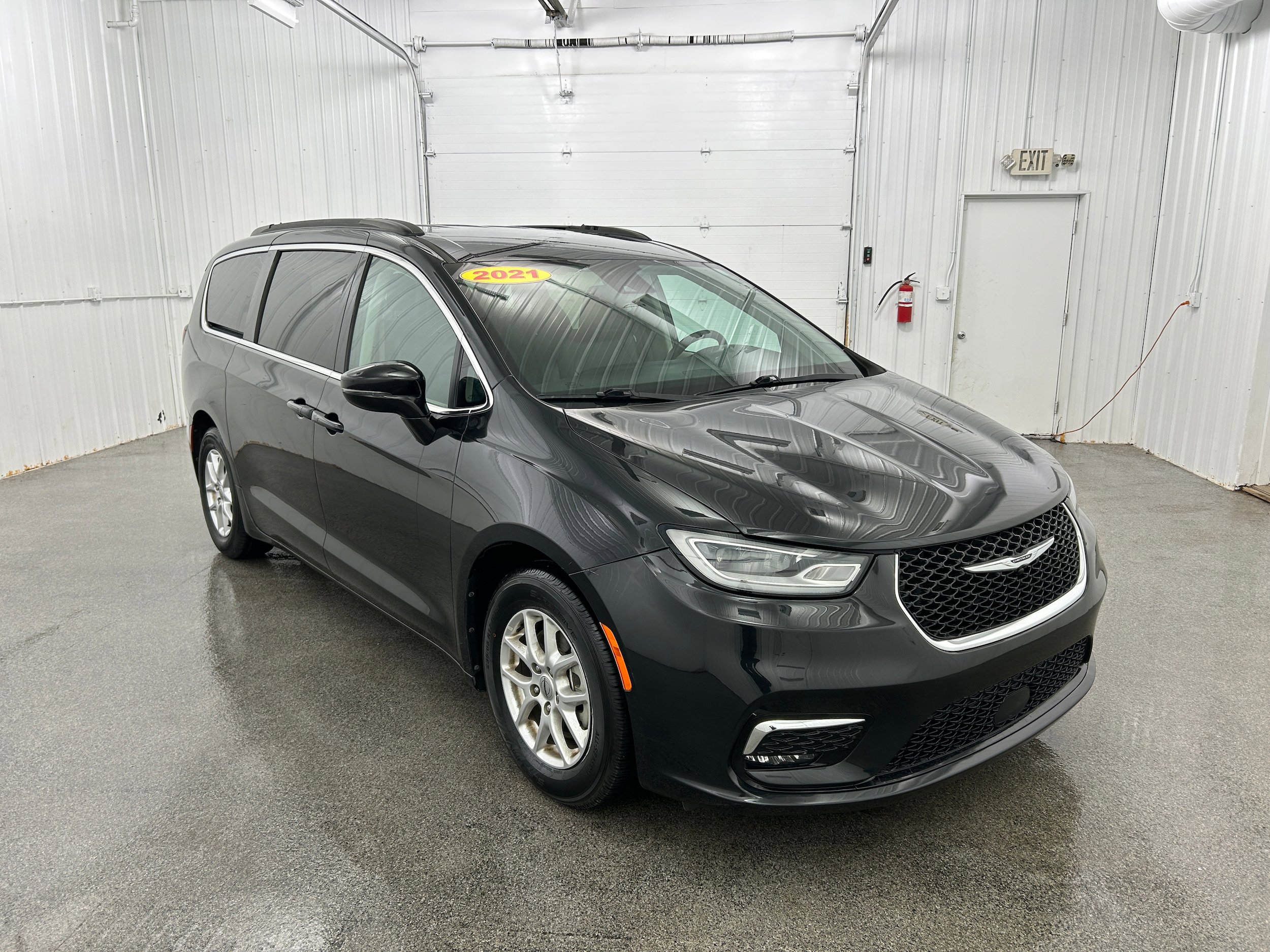 Used 2022 Chrysler Pacifica Touring-L FWD image 2