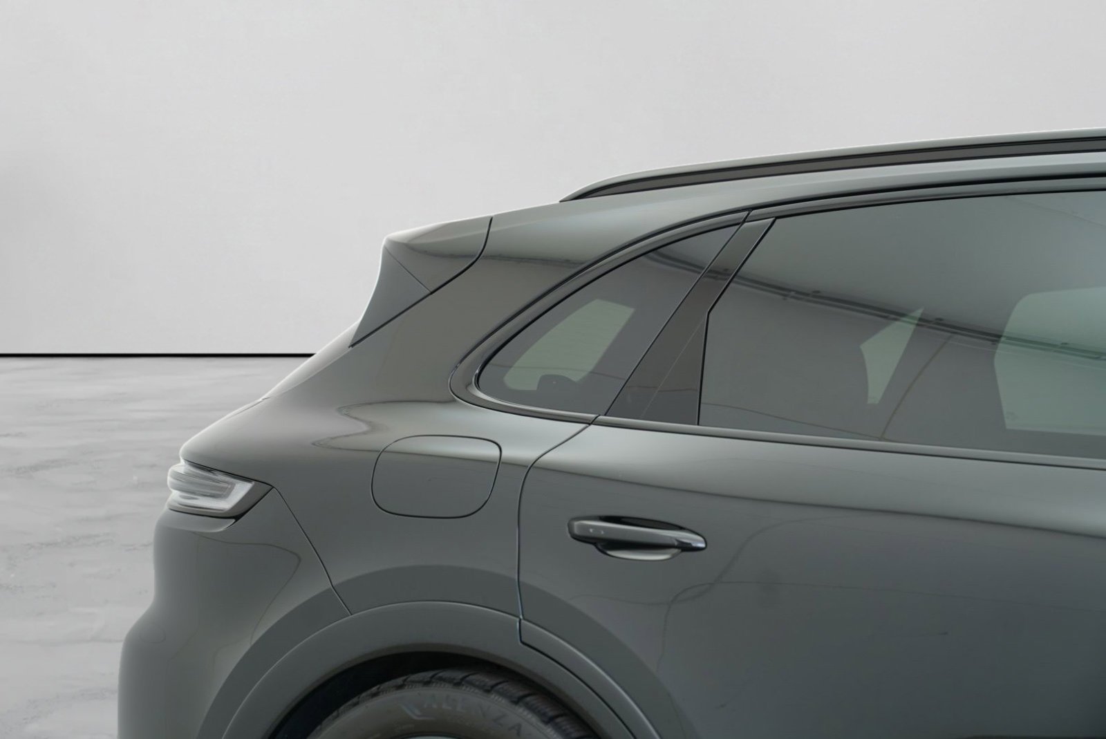 Used 2025 Porsche Cayenne GTS AWD/4WD image 9