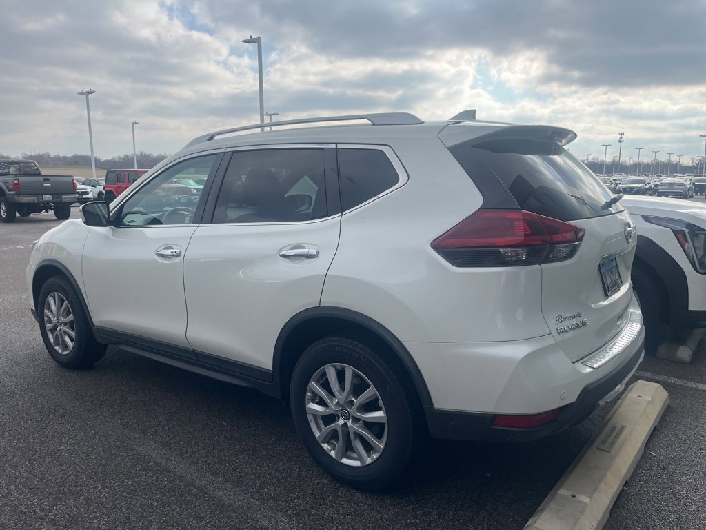 Used 2019 Nissan Rogue SV image 2