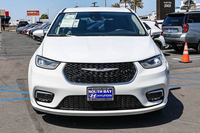 Used 2023 Chrysler Pacifica Touring-L FWD image 2