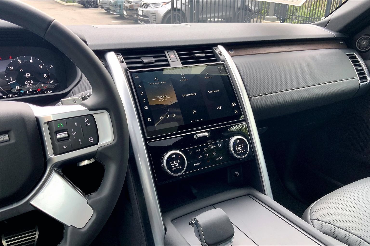 Certified 2025 Land Rover Discovery Dynamic SE AWD/4WD image 6